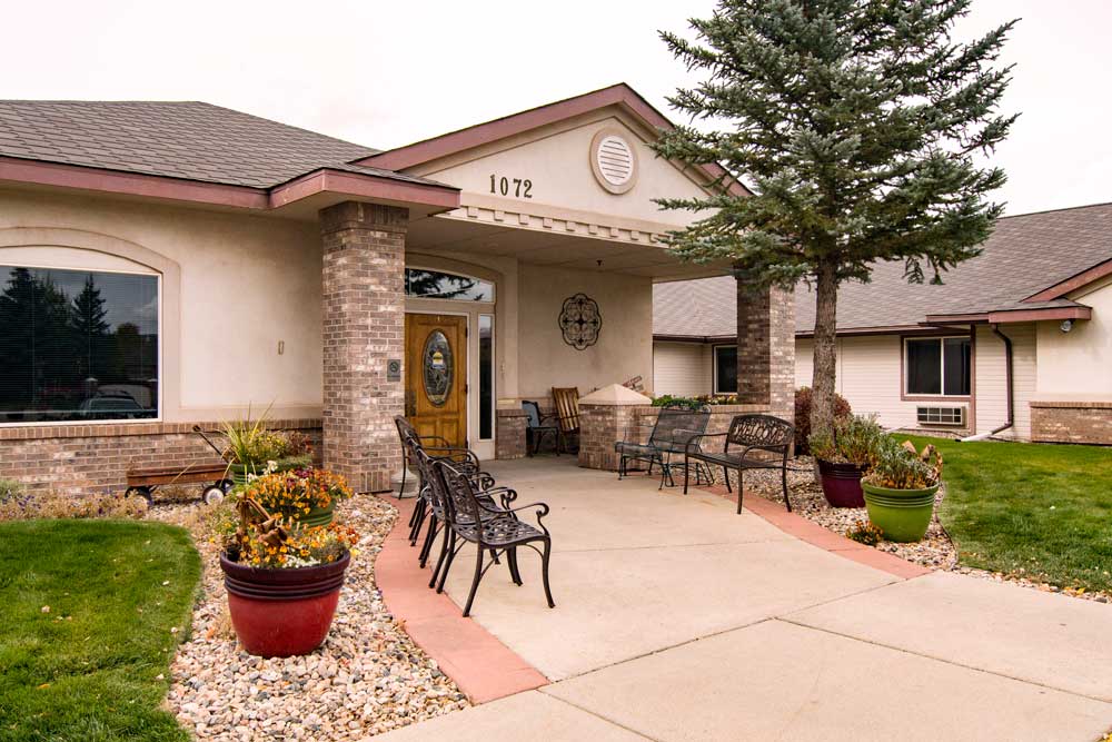 building exterior, sidewalk, chairs, and bench