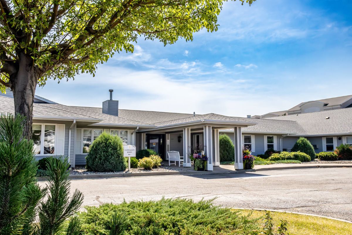 Exterior building image for Edgewood Minot on Tenth